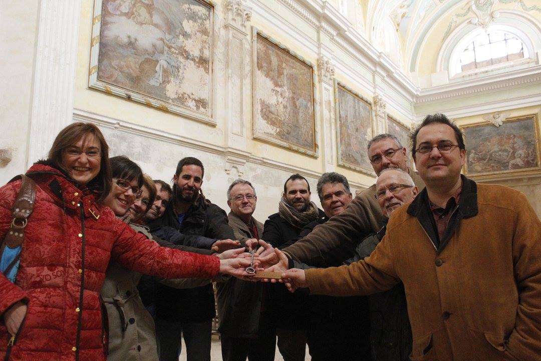 miembros-de-la-plataforma-con-las-llaves-de-la-cartuja